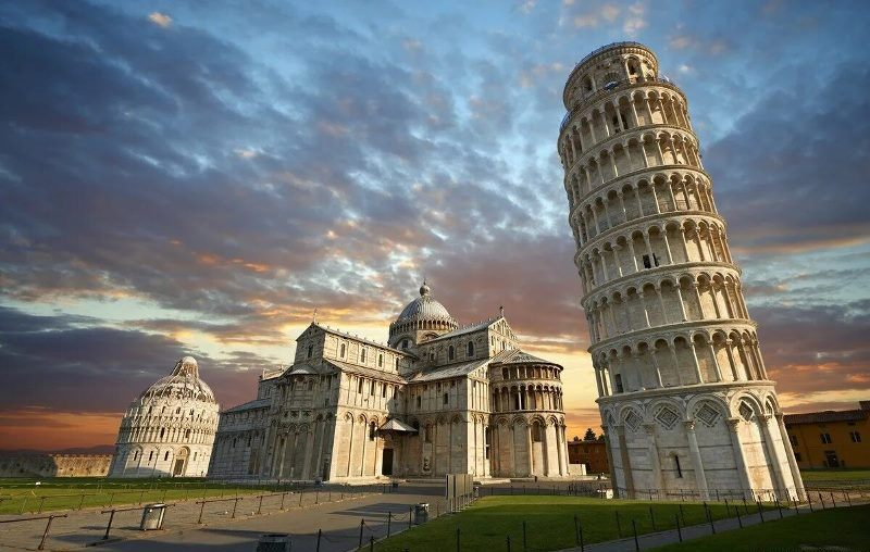 Пізанська вежа: де знаходиться і чому нахилена